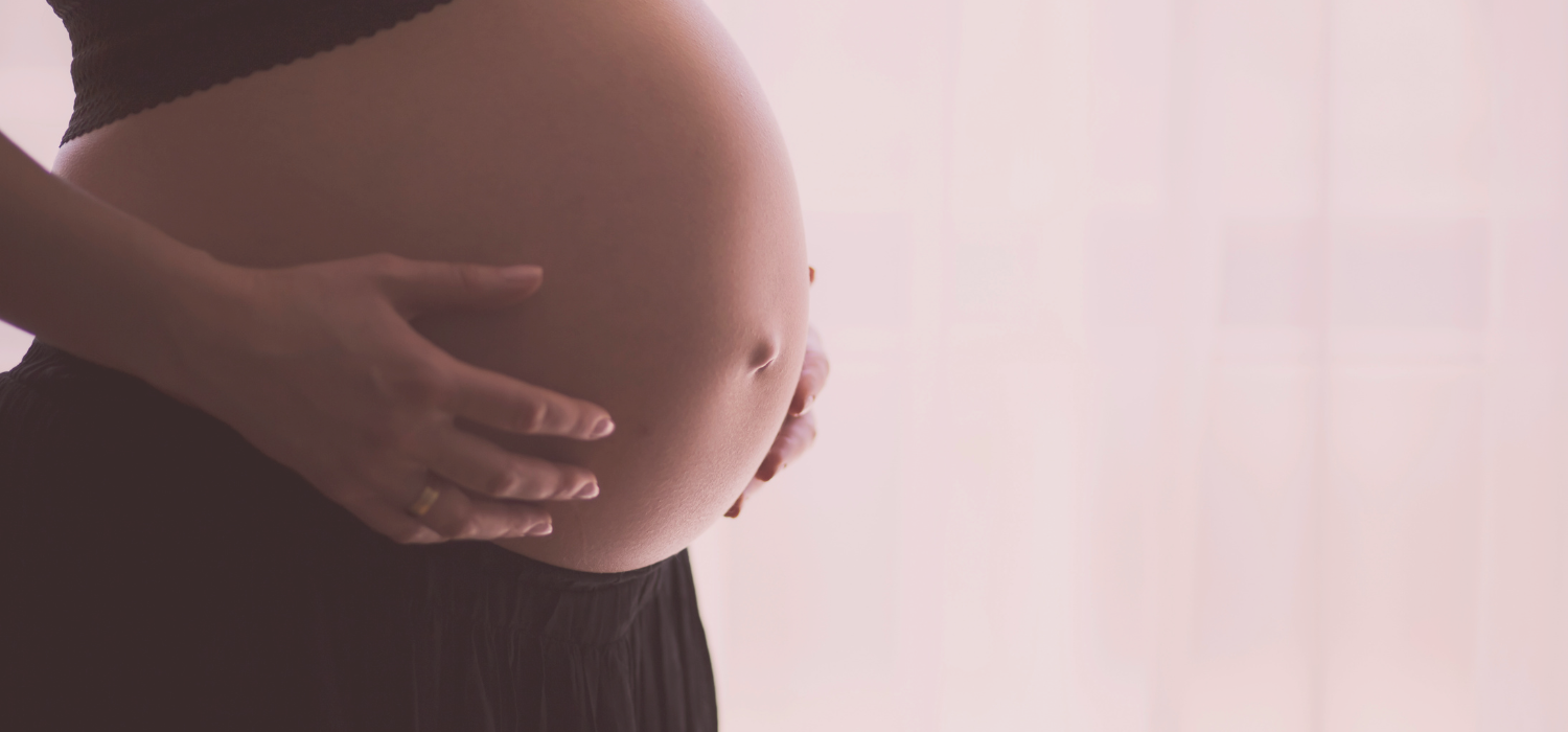 Accompagnement-grossesse-postpartum Femme enceinte pendant une séance d'accompagnement périnatal