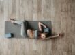 femme enceinte qui réalise un exercice de mobilité sur un tapis
